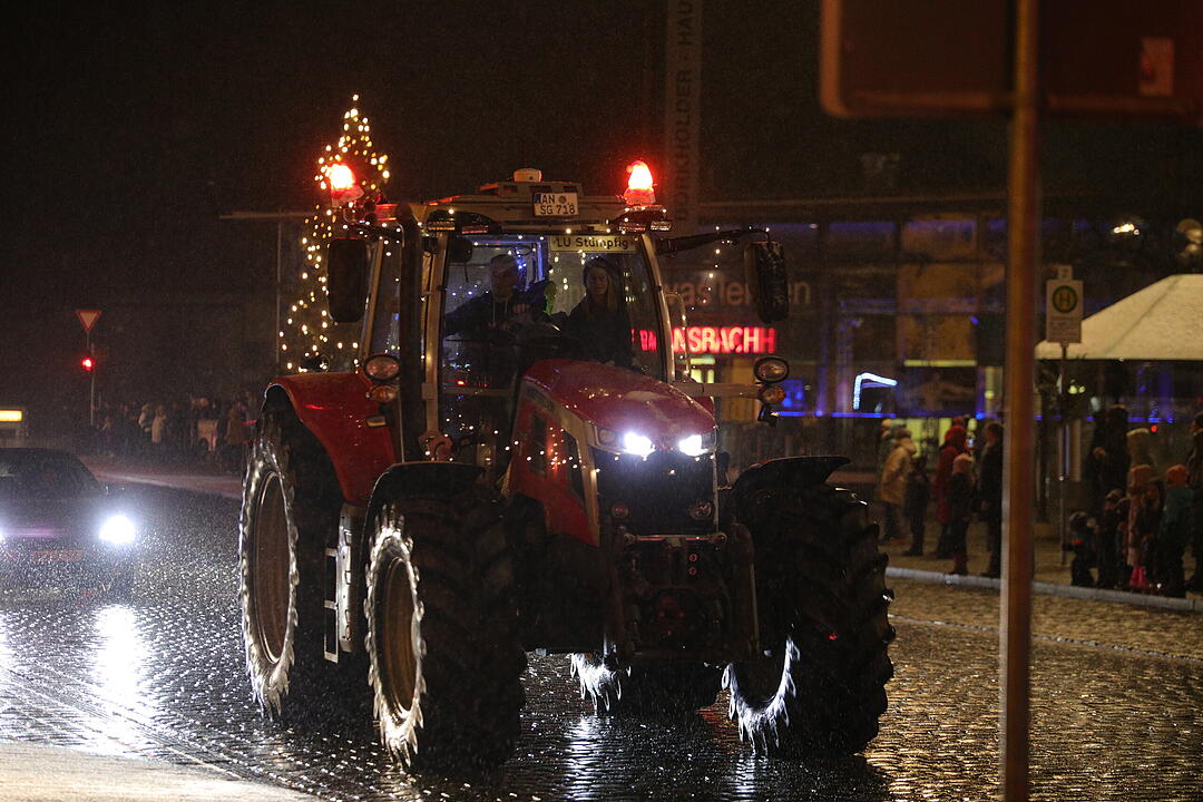 Weihnachtliche Lichterfahrt: Dutzende beleuchtete Traktoren fahren durch Ansbach