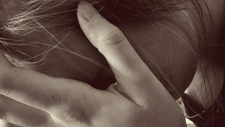 In Kassel hat ein Unbekannter eine junge Frau vergewaltigt und sie mit einem Messer verletzt. Symbolfoto: Counselling/pixabay.com