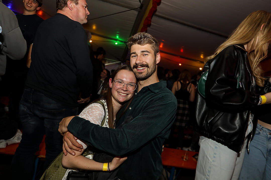Beste Stimmung beim traditionsreichen Zeltweinfest an der Mainschleife!