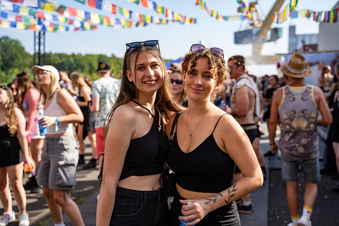 Techno-Musik direkt am Hafenbecken zwischen Kränen und Containern!