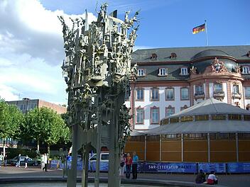 Der Fastnachtsbrunnen direkt am Schillerplatz.