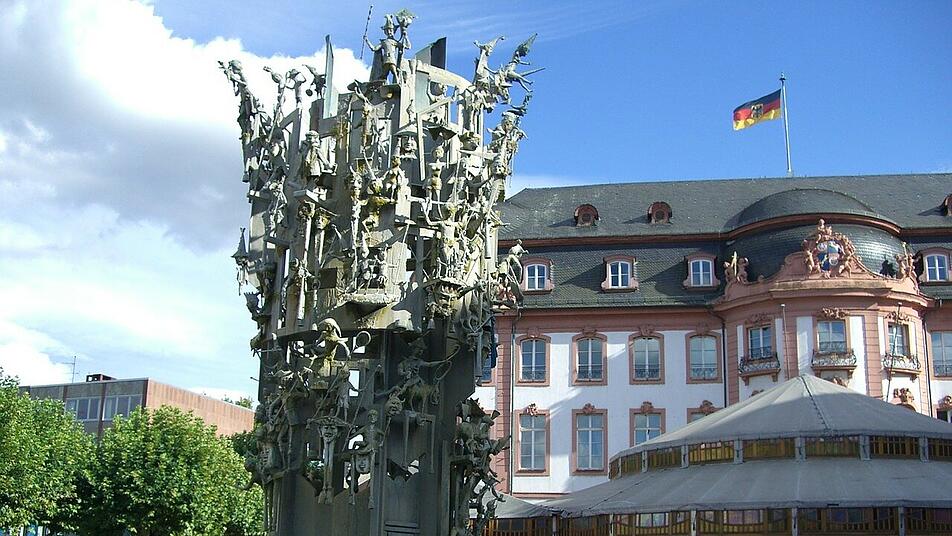 Der Fastnachtsbrunnen direkt am Schillerplatz.