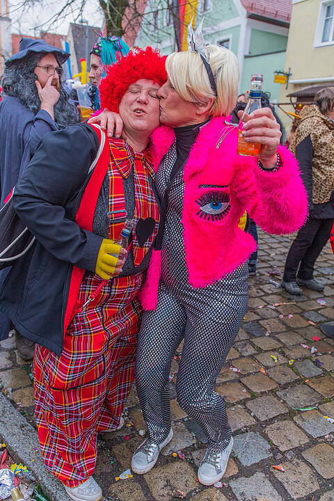 Buntes Faschingstreiben begeistert groß und klein.