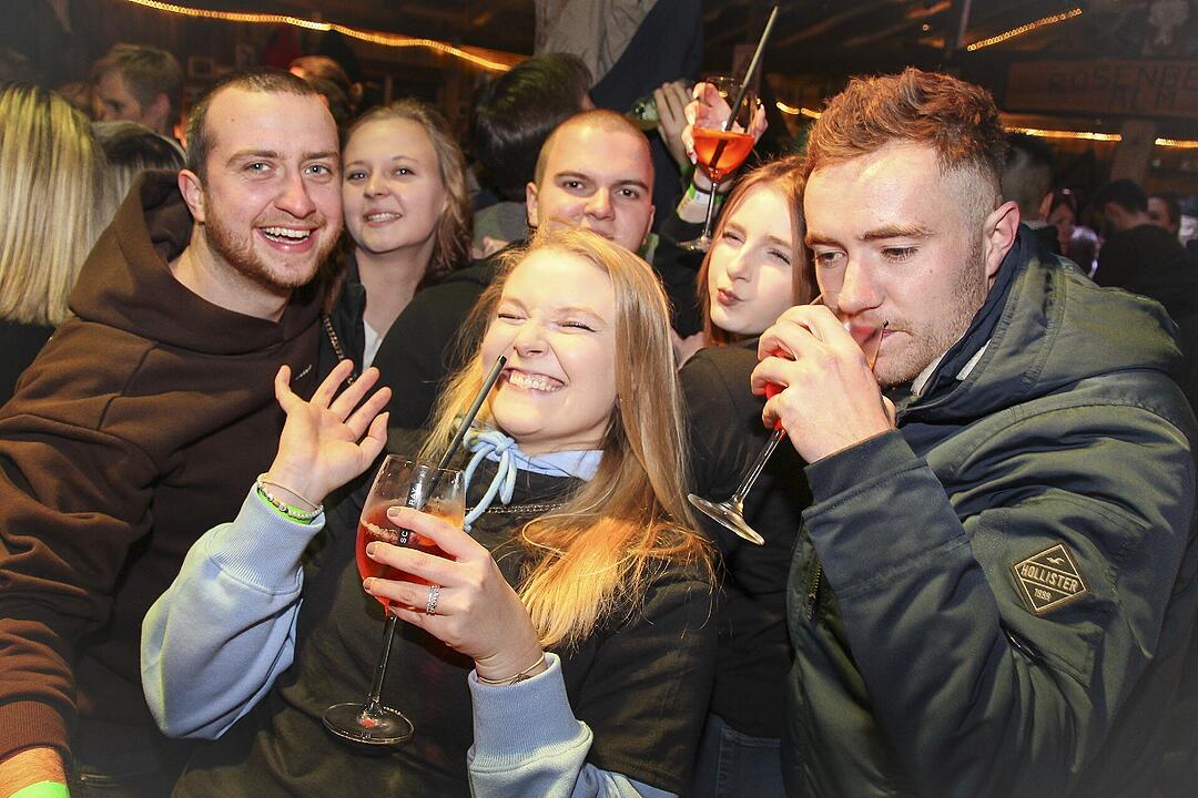 Beste Partystimmung bei voller Hütte.