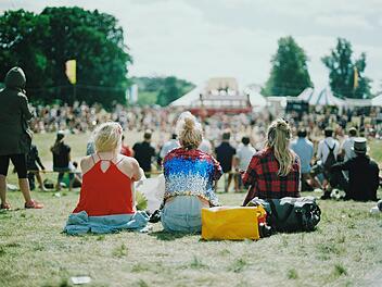 Auf der Wiese chillen und gute Musik hören: Festivals vereinen beides.