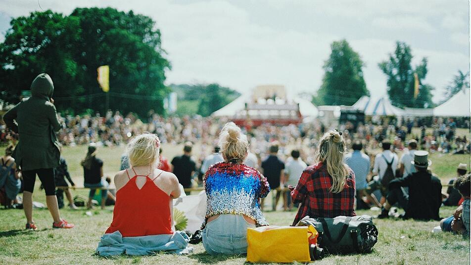 Auf der Wiese chillen und gute Musik hören: Festivals vereinen beides.
