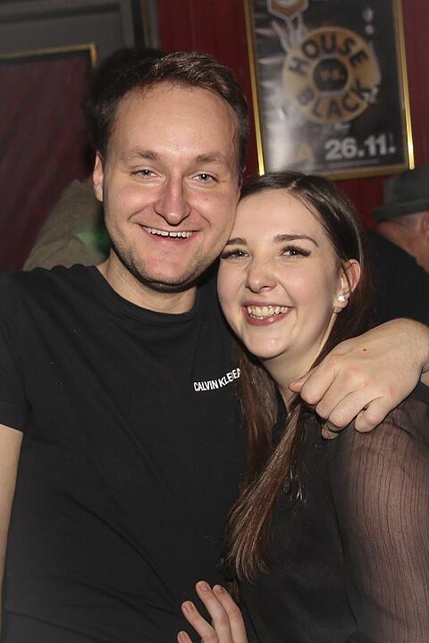 Volles Haus, erwachsene Partypeople und eine ausgelassene Feier!