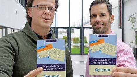 Clemens Haberer (links) und Arne Lenz hatten für die Telefonaktion im Medienhaus natürlich Organspendeausweise dabei.  Foto: Ronald Rinklef