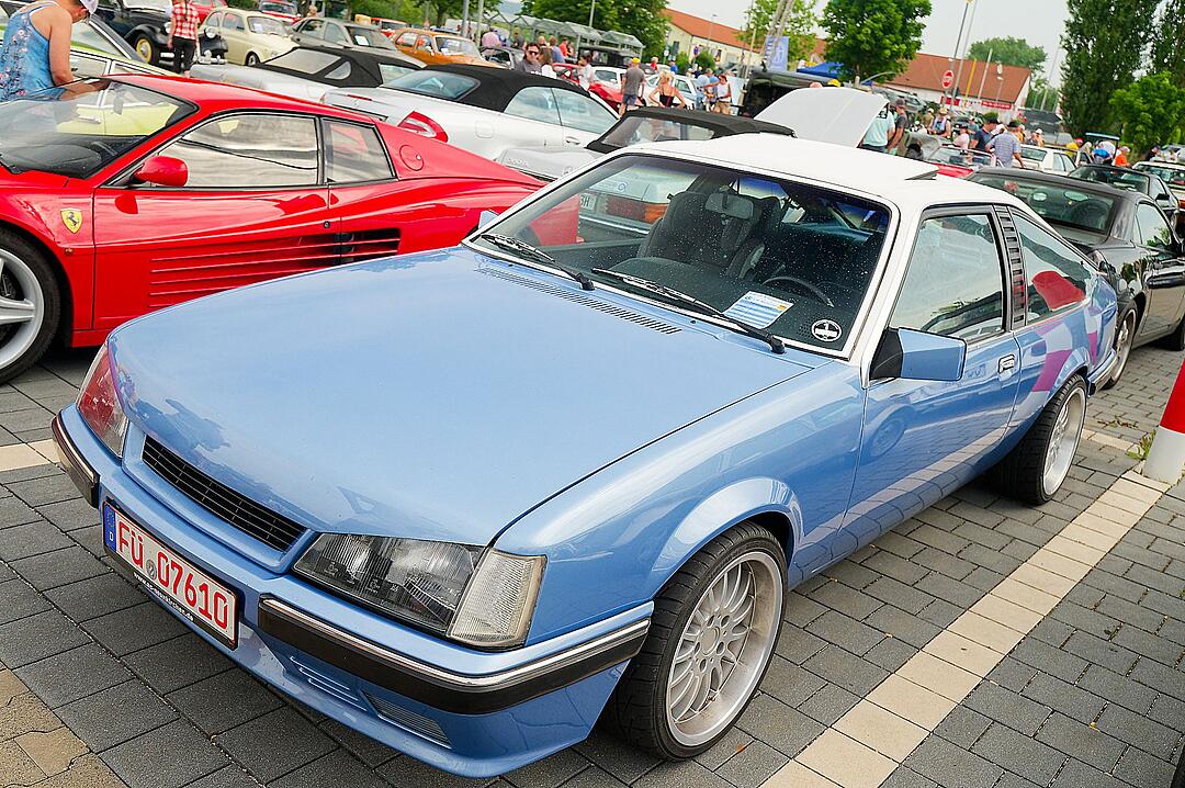 Autos, Motorräder, Mopeds und Traktoren gab es zu bewundern.