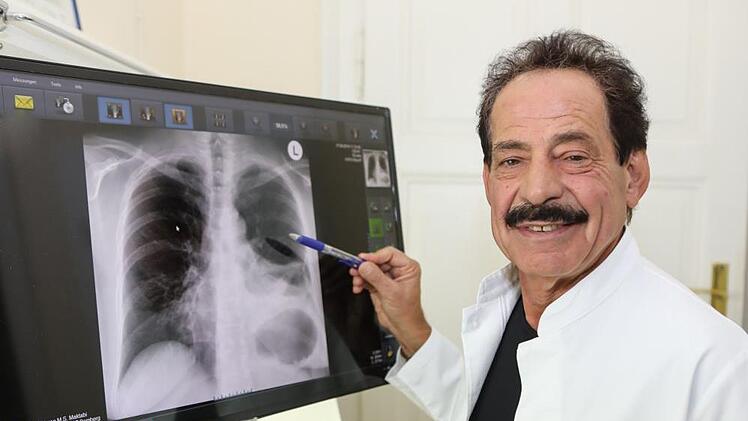 Lungenfacharzt Dr. Mohammed Saladin Maktabi zeigt am Bildschirm ein Röntgenbild einer Lunge. Foto: Barbara Herbst