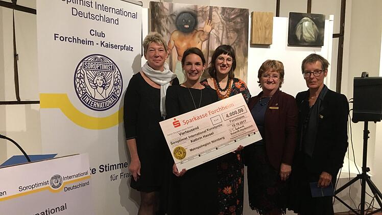 Bei der Verleihung des SI-Kunstpreises (von links): Elke Raschzok-Falk (SI Forchheim), Preisträgerin Kathrin Hausel, Amely Deiss (Leiterin Kunstpalais Erlangen), Elisabeth Reichert (Kulturreferentin Stadt Fürth und Vizepräsidentin SI Bezirk VIII sowie SI Club Fürth), Susanne Heydenreich (Präsidentin SI Club Forchheim). Foto:  Elke Sommer
