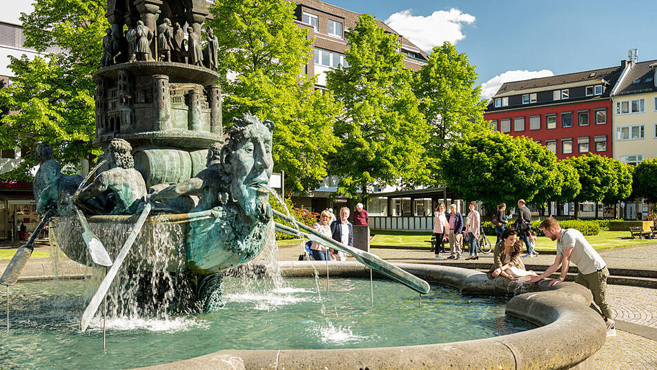 Koblenz: Brunnen mit Historiensäule auf dem Josef-Görres-Platz
