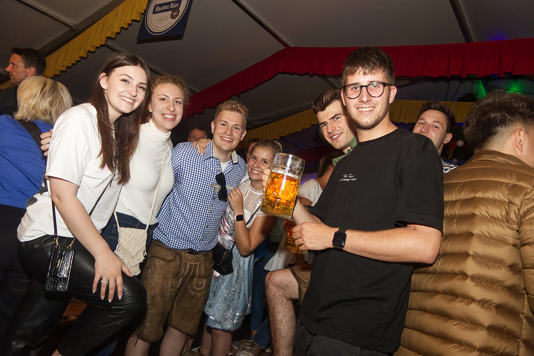 Die Partyband "Die Stodlrocker" spielten am Freitag zum Auftakt.