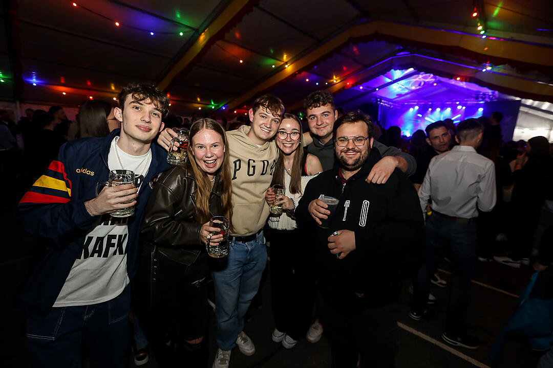 Beste Stimmung beim traditionsreichen Zeltweinfest an der Mainschleife!