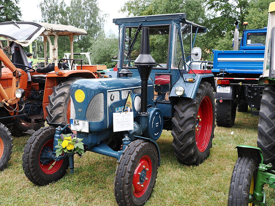 Oldtimer, US Cars, Traktoren und Motorräder.