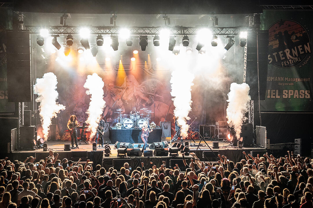 An die 2000 Besucher feierten die Rockmusik!