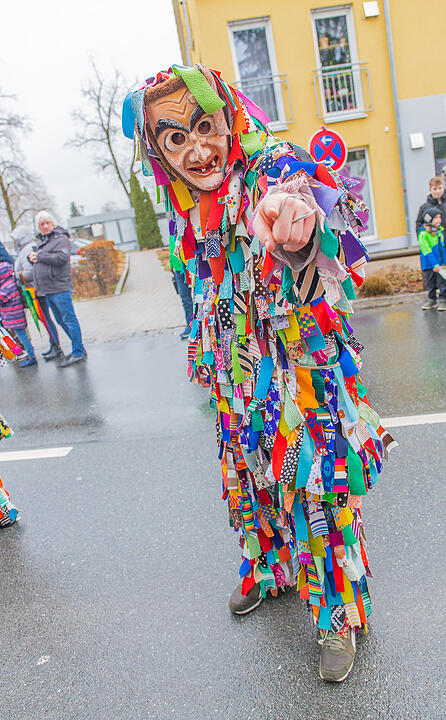 Buntes Faschingstreiben begeistert groß und klein.