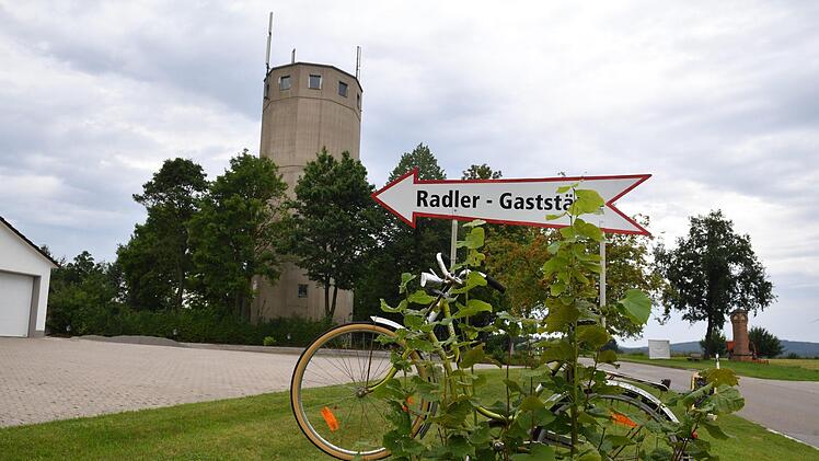 Mönchsroth hat eine eigene Wasserversorgung. Der Wasserturm steht gleich hinter dem Gasthof des Ehepaars Schlosser. Foto: Ronald Rinklef