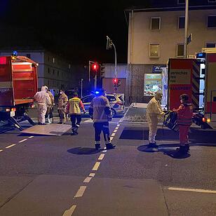 Nach Unfall mit Intensivtransportwagen: Beatmeter Corona-Patient muss auf offener Straße umgelagert werden