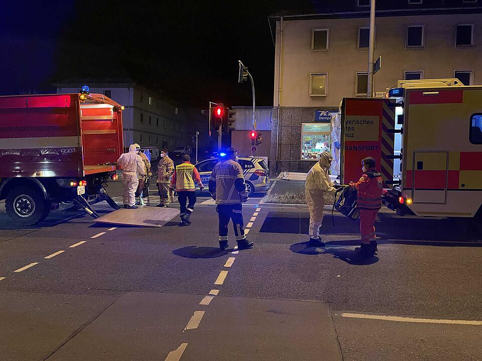 Nach Unfall mit Intensivtransportwagen: Beatmeter Corona-Patient muss auf offener Straße umgelagert werden