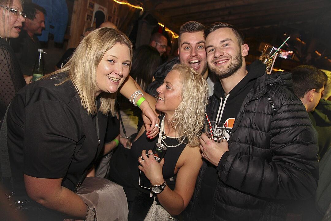 Beste Partystimmung bei voller Hütte.