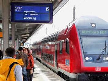 Die alten doppelstöckigen Triebwagen bleiben dem neuen Main-Spessart-Express zunächst einmal erhalten. Erst 2017 soll es neues Zugmaterial geben. Foto: rr