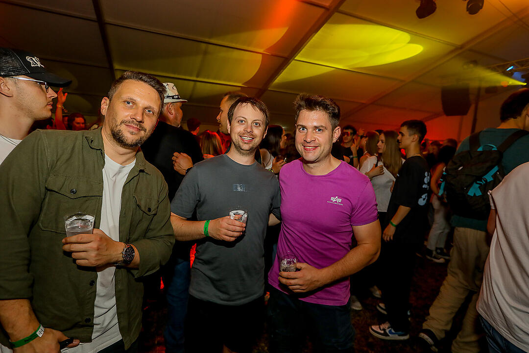 Partyzeltdorf mit 5 Areas!