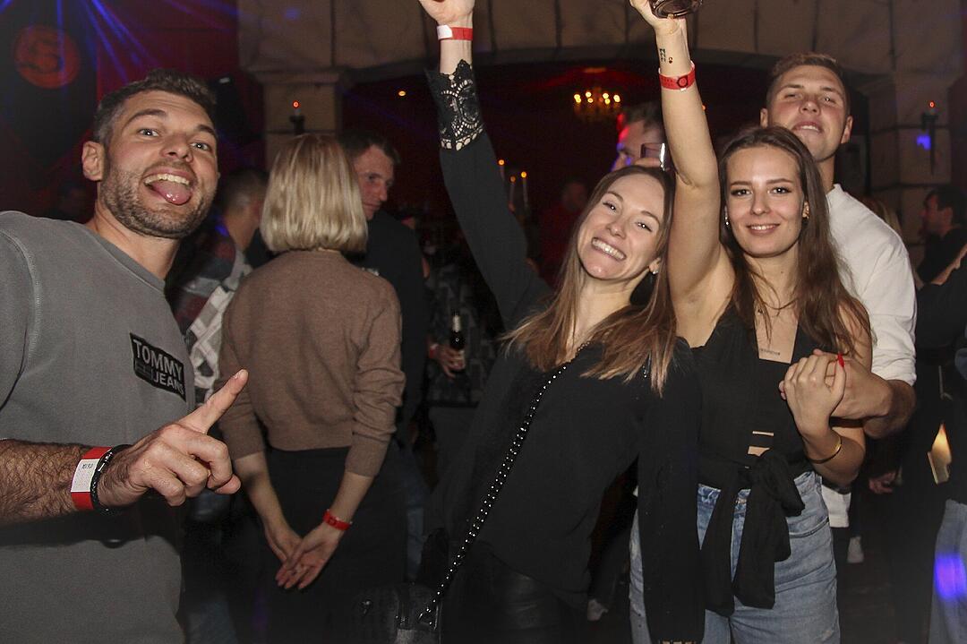 Volles Haus, erwachsene Partypeople und eine ausgelassene Feier!