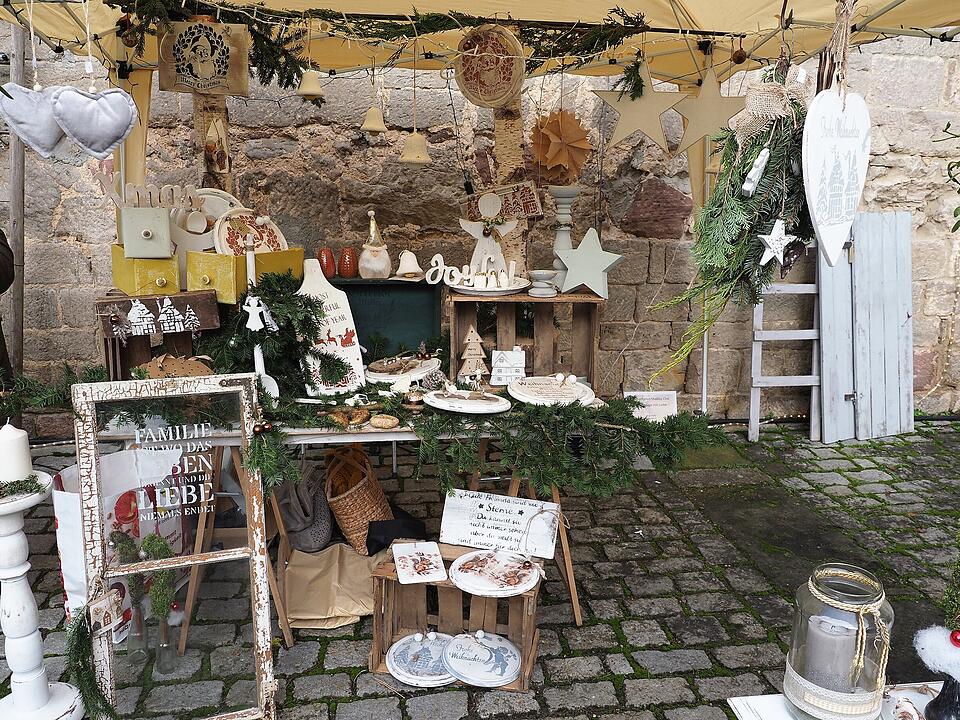 Kunsthandwerker und Regionalerzeuger präsentieren ihre Waren und Künste.