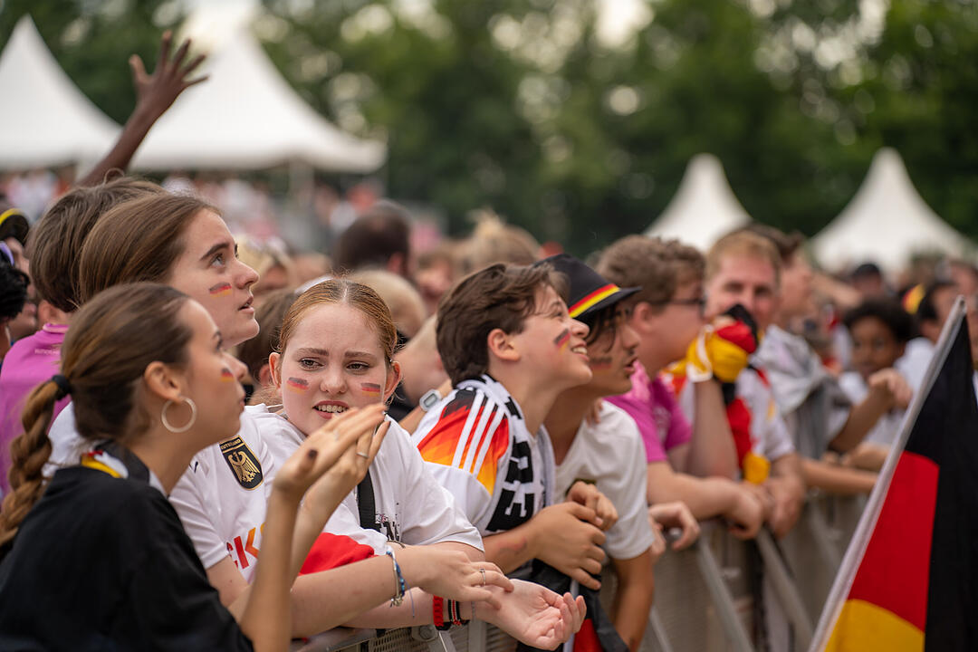 Fans schauen das EM-Viertelfinale zwischen Duetschland und Spanien in Nürnberg