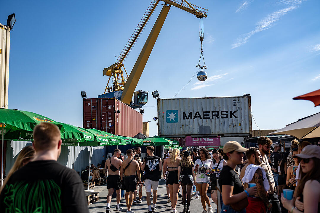 Techno-Musik direkt am Hafenbecken zwischen Kränen und Containern!