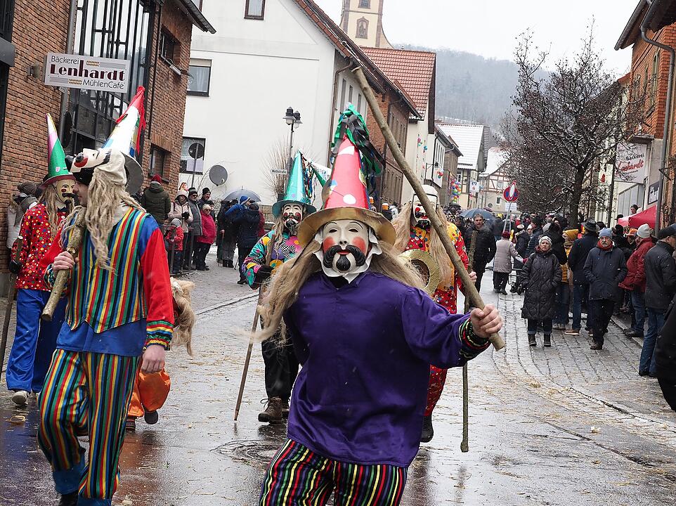 Tausende Besucher beim traditionellen Maskenumzug