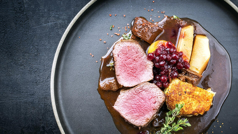 Rehrücken mit Preiselbeeren gilt als klassisches Wildgericht.