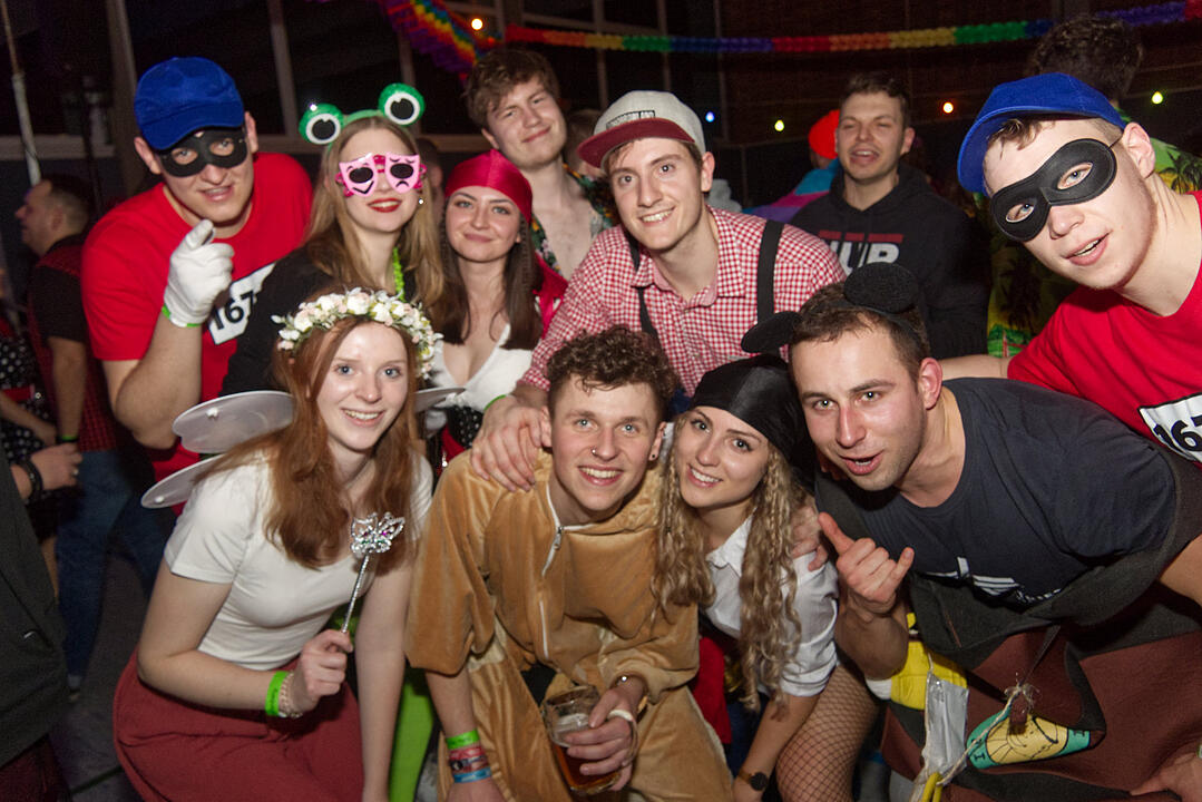 Fasching pur in der Grundschulturnhalle