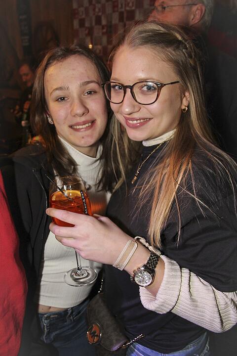Beste Partystimmung bei voller Hütte.