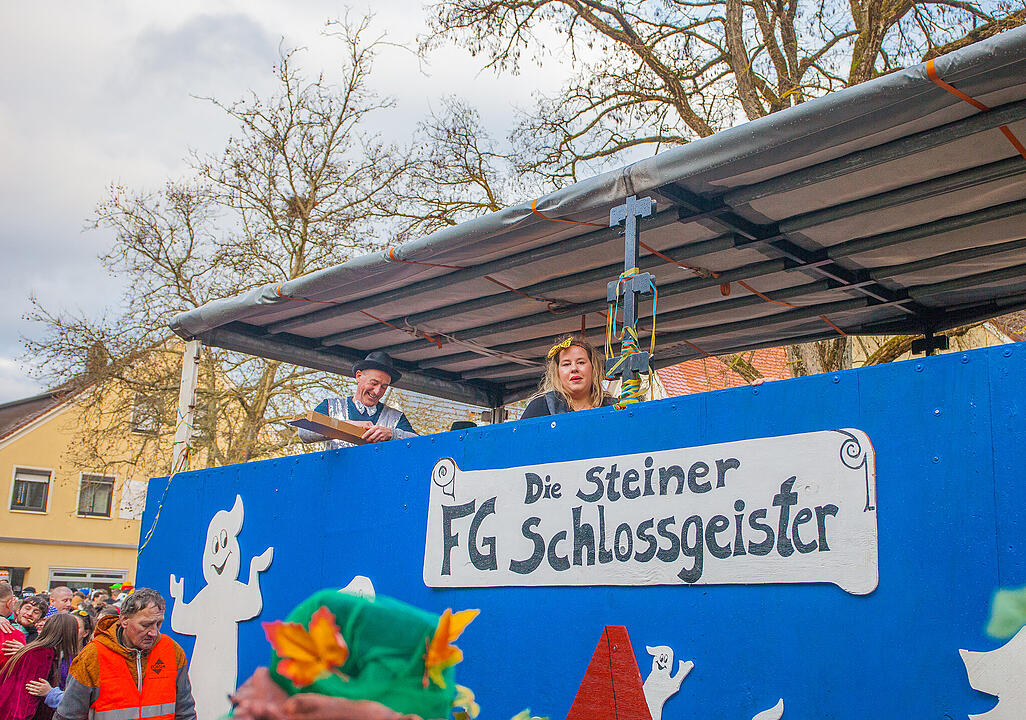 Tausende Narren und Närrinnen feierten auf der Straße