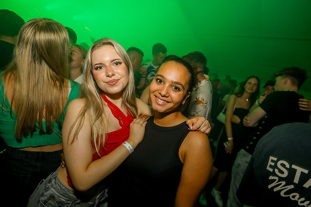 Partyzeltdorf mit 5 Areas!