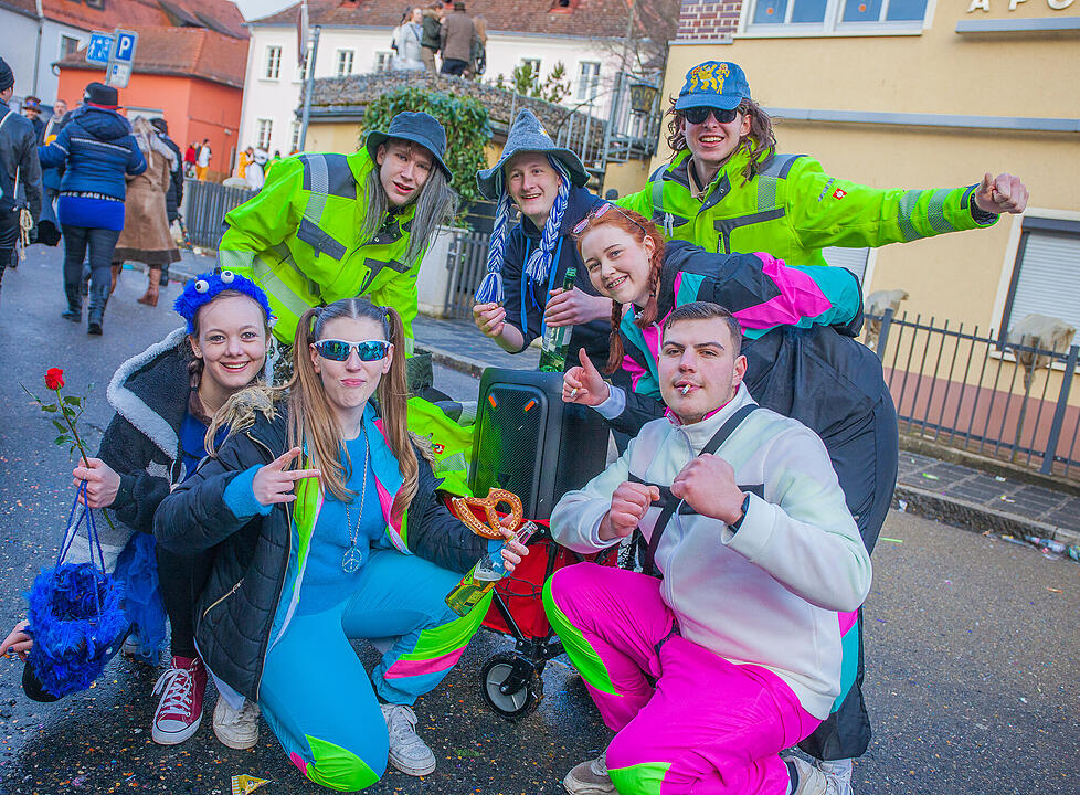 Tausende Narren und Närrinnen feierten auf der Straße