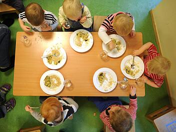 Gemütlich gemeinsam in einer Kita  zu Mittag essen: Schön wär's. Leider  reichen die Kita-Plätze  in Deutschland bei weitem nicht aus. Foto: Julian Stratenschulte/dpa