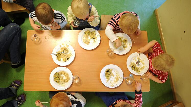 Gemütlich gemeinsam in einer Kita  zu Mittag essen: Schön wär's. Leider  reichen die Kita-Plätze  in Deutschland bei weitem nicht aus. Foto: Julian Stratenschulte/dpa
