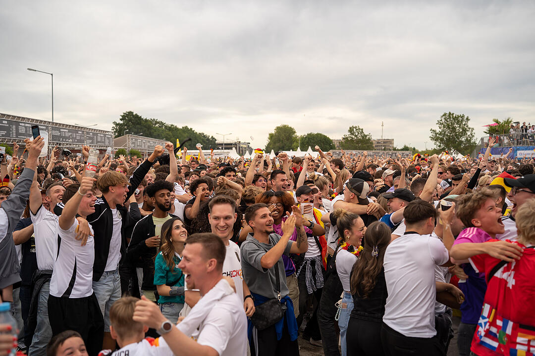 Fans schauen das EM-Viertelfinale zwischen Duetschland und Spanien in Nürnberg