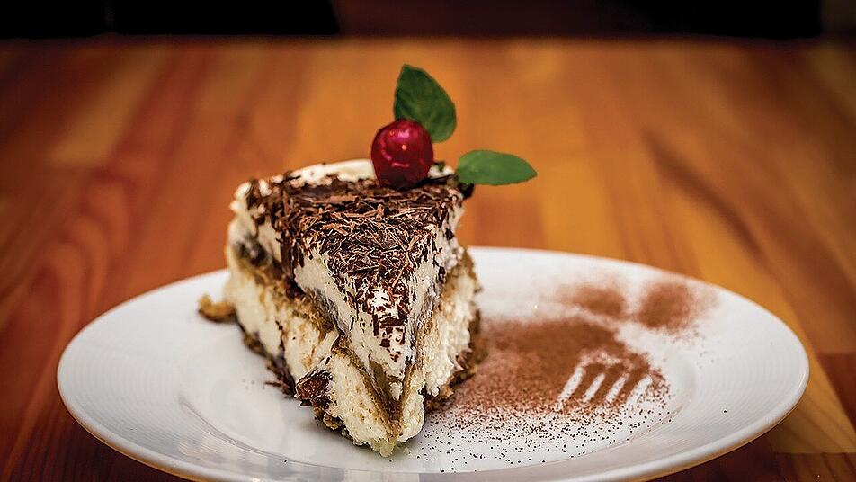 Tiramisu gilt als zeitloser Klassiker unter den Desserts. Wir haben das Rezept für weihnachtliches Bratapfel-Tiramisu für dich