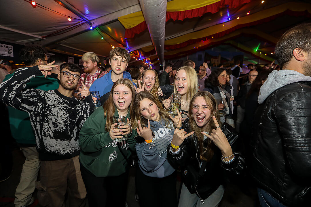 Beste Stimmung beim traditionsreichen Zeltweinfest an der Mainschleife!