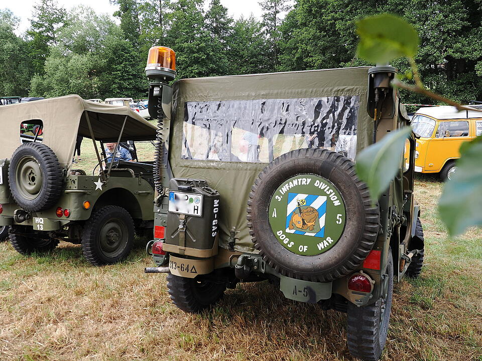 Oldtimer, US Cars, Traktoren und Motorräder.