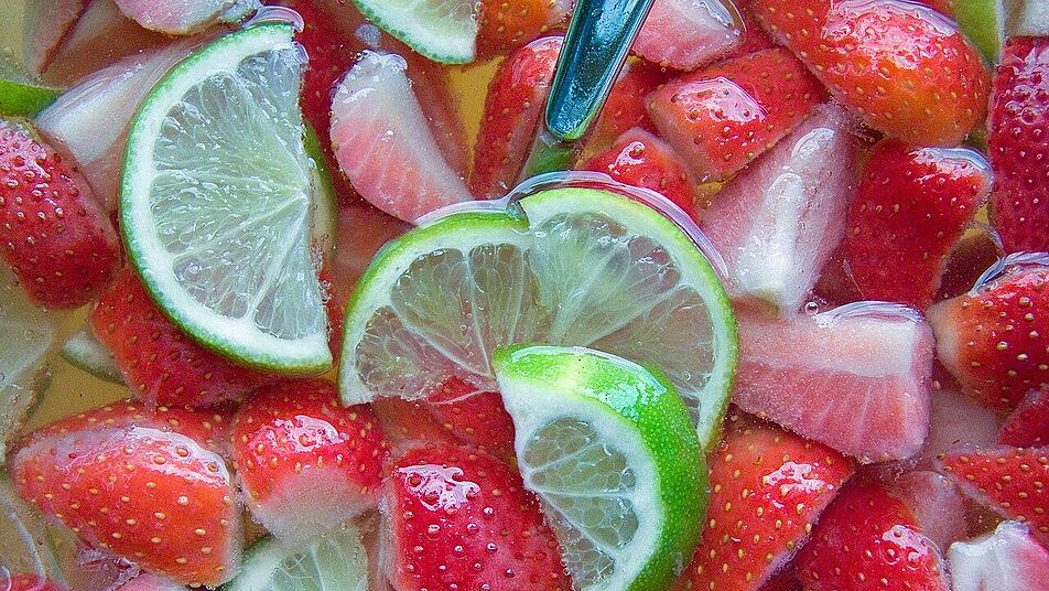 Eine Bowle ist ein kaltes Mischgetränk, das häufig Früchte und Alkohol enthält.