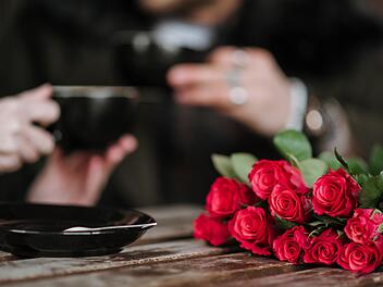 Jemandem eine rote Rose zu schenken, bedeutet Liebe auf den ersten Blick.