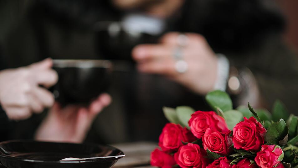 Jemandem eine rote Rose zu schenken, bedeutet Liebe auf den ersten Blick.