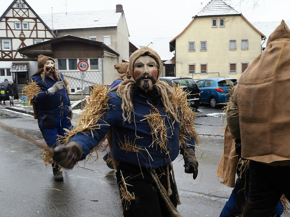 Tausende Besucher beim traditionellen Maskenumzug