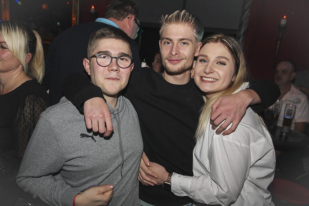 Volles Haus, erwachsene Partypeople und eine ausgelassene Feier!