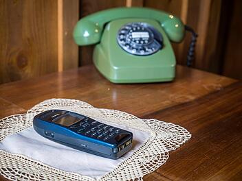 Von der Wählscheibe bis zum ersten Handy kannst du die Geschichte des Telefons erkunden.